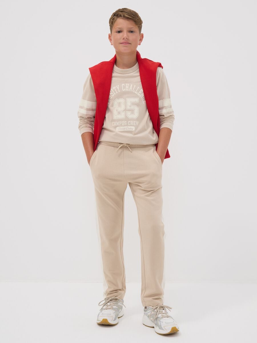 Pantaloni jogger beige in puro cotone con bande laterali per ragazzo_0
