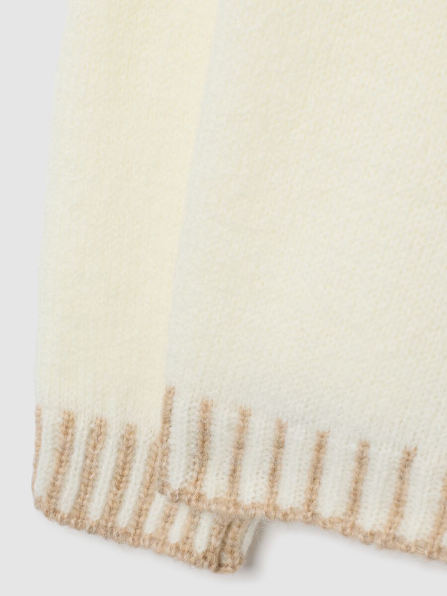 Maglione beige chiaro con collo alto e bordi a contrasto_1
