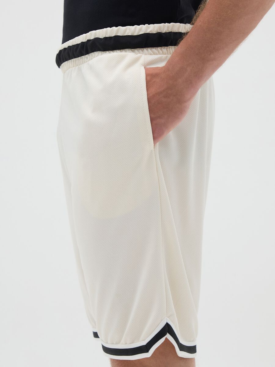 Men's white regular fit fabric shorts_2