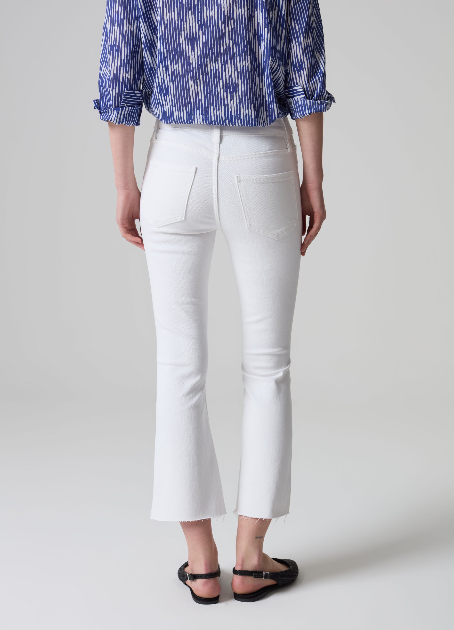 Jeans flare fit crop con orlo a vivo