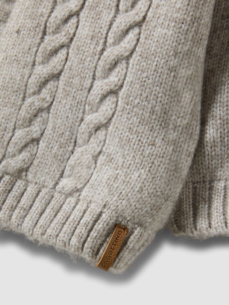 Giacca grigia con cappuccio in maglia a trecce_3