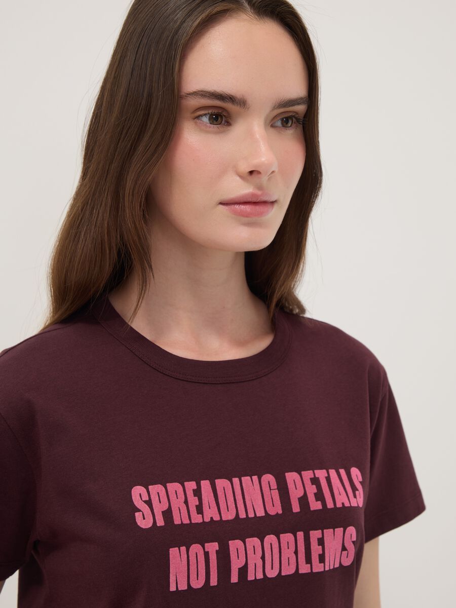 T-shirt rossa in puro cotone con scritta frontale regular fit_0