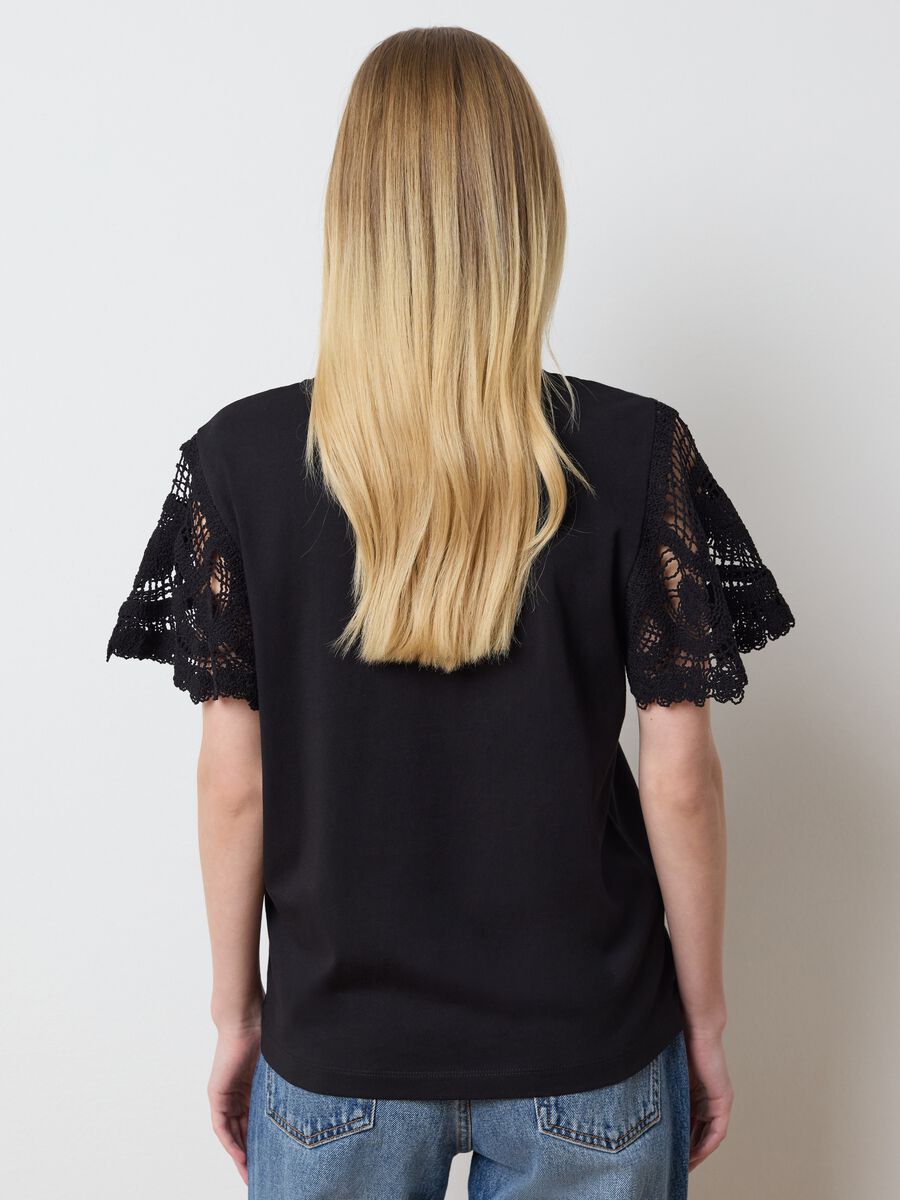 Black T-shirt with lace details_3