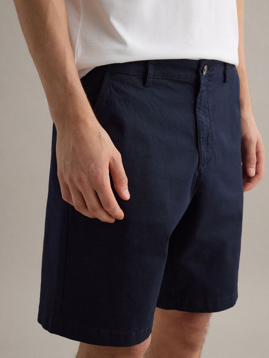 Shorts chino in cotone elasticizzato blu regular fit_4