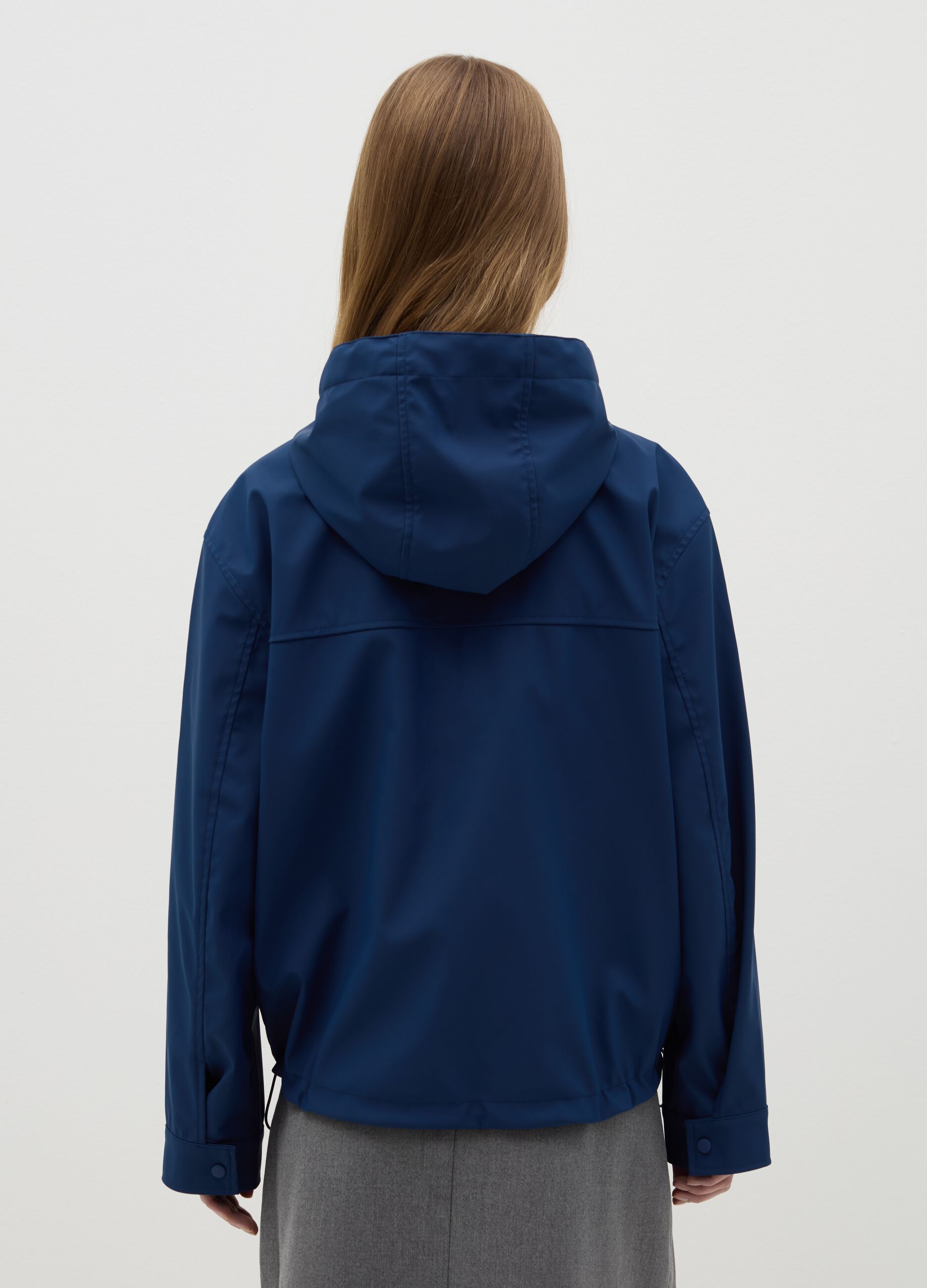 Short parka with hood and drawstring