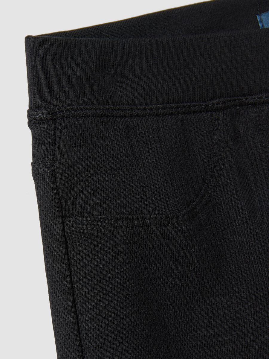 Treggings neri in cotone organico elasticizzato slim fit per bambina_3