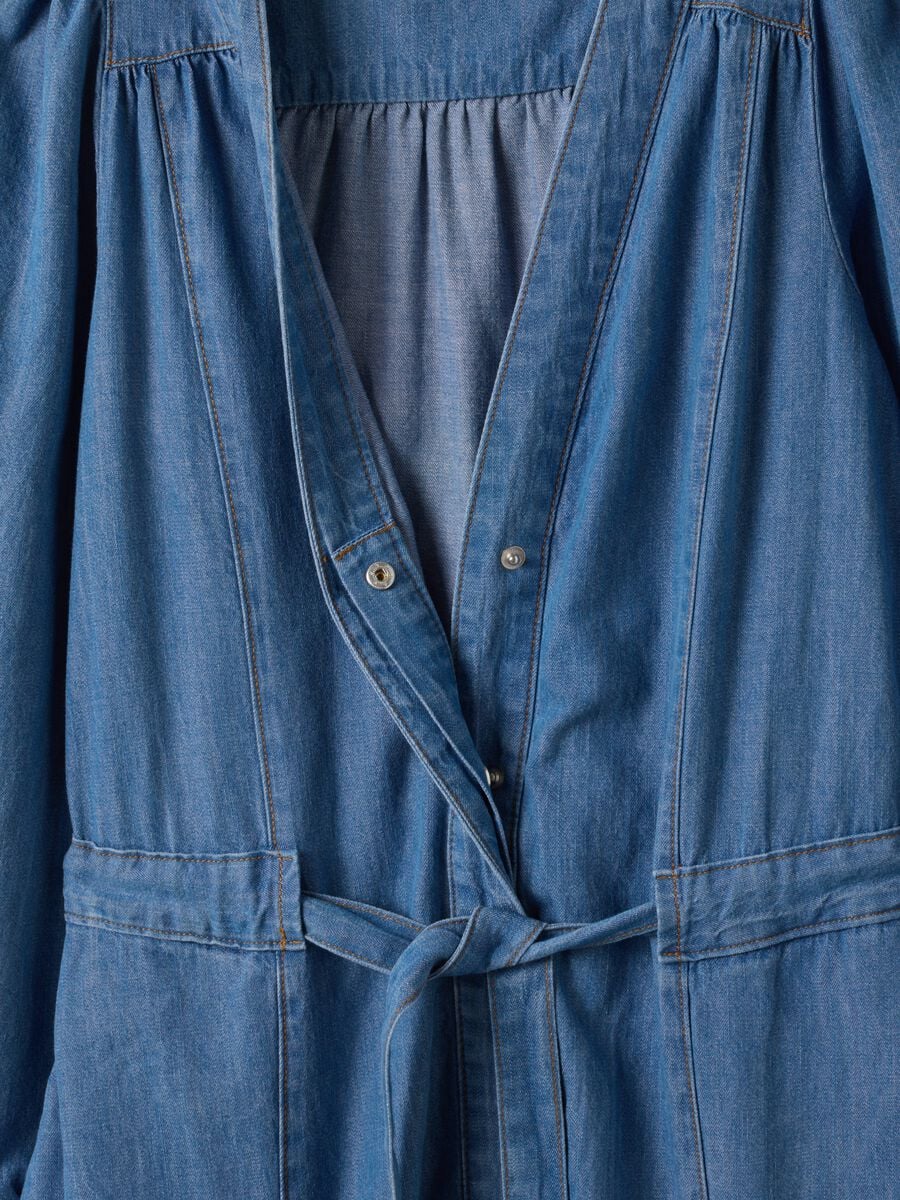 Abito denim blu in puro cotone con scollo profondo a V regular fit_6