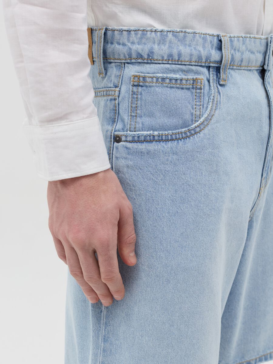 Baggy-fit Bermuda shorts in denim with five pockets_2