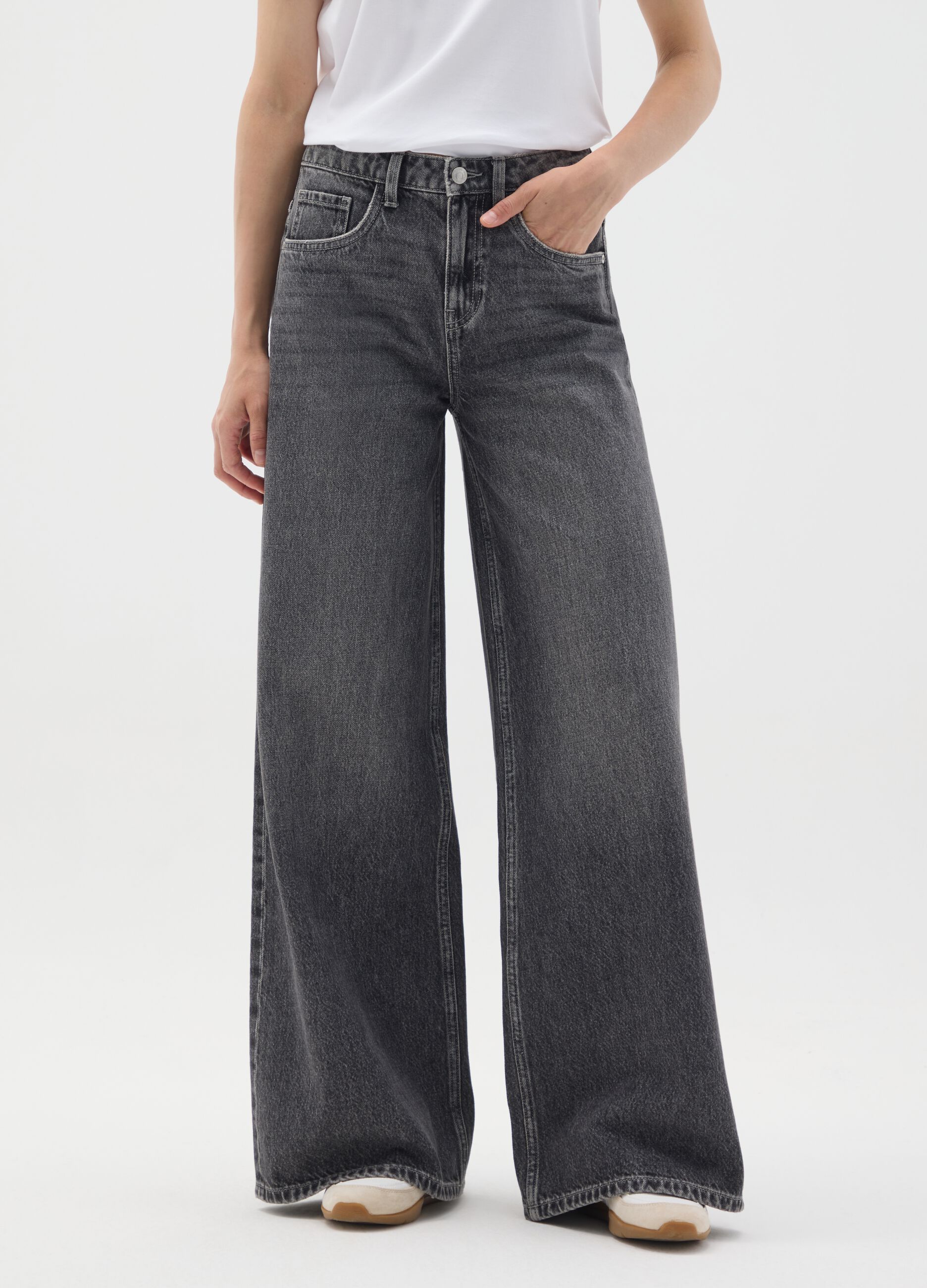 High-waisted grey wide jeans