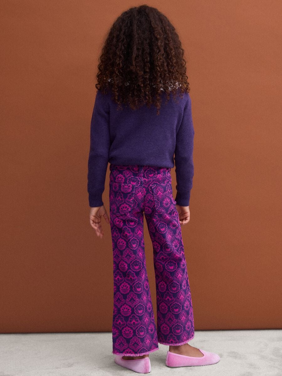 Pantaloni flare viola a coste in cotone elasticizzato con fantasia floreale_2