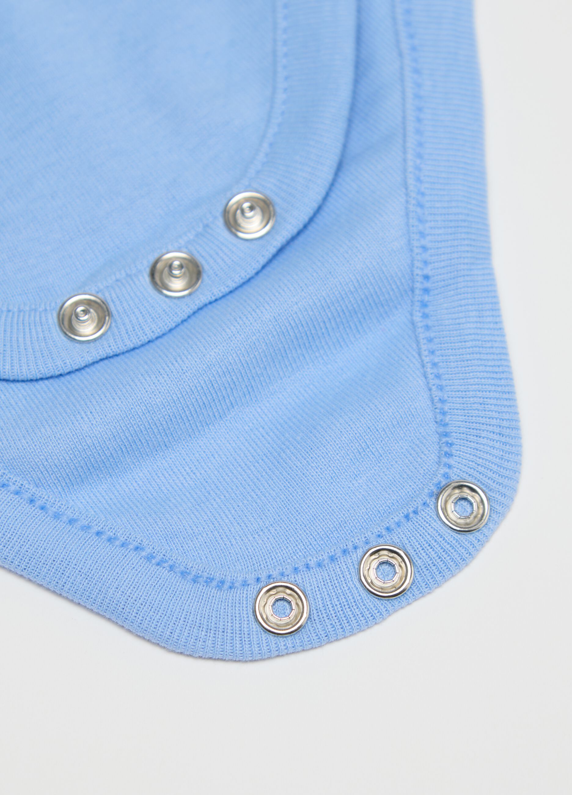 Three-pack white and light blue bodysuits in organic cotton with print