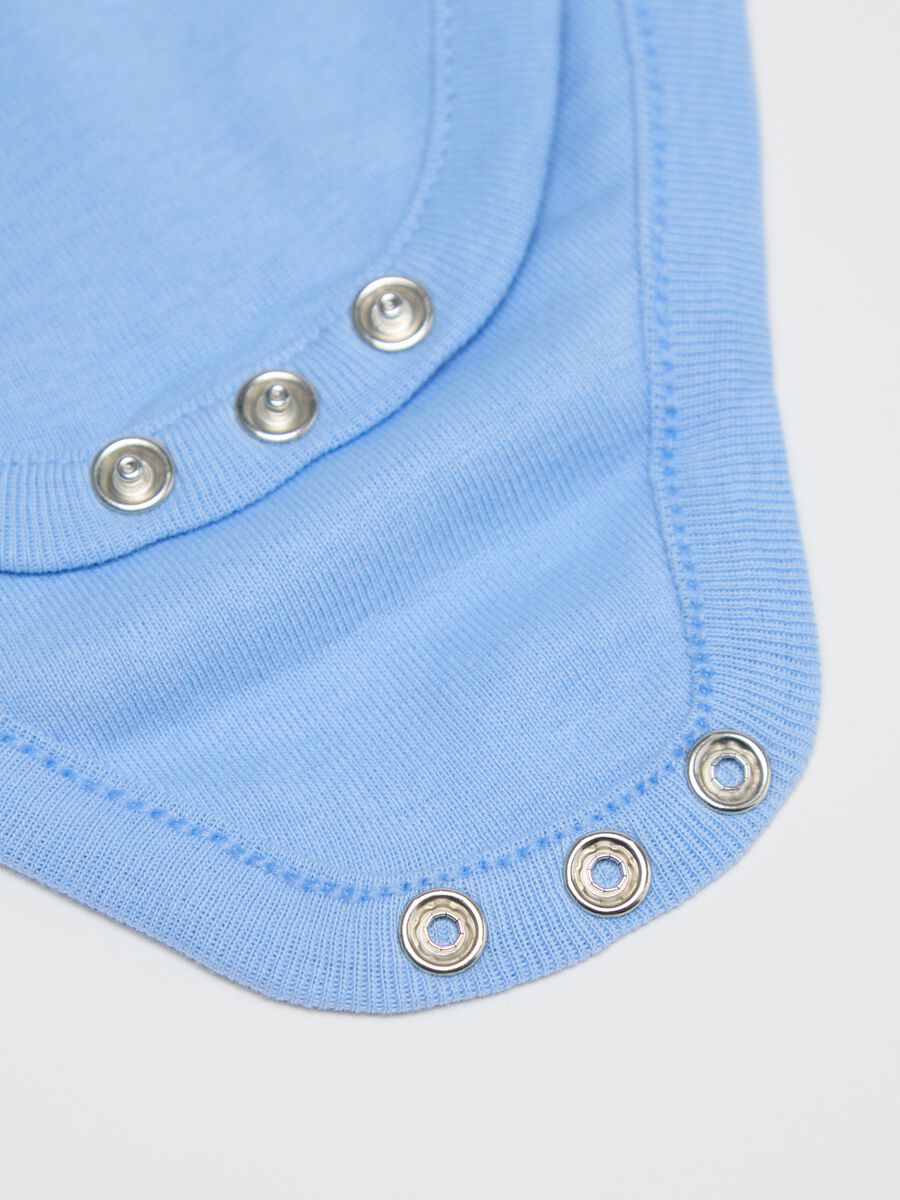 Three-pack white and light blue bodysuits in organic cotton with print_3