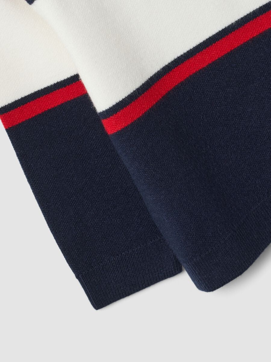 Maglia blu in misto viscosa con girocollo a righe per bimbo_2
