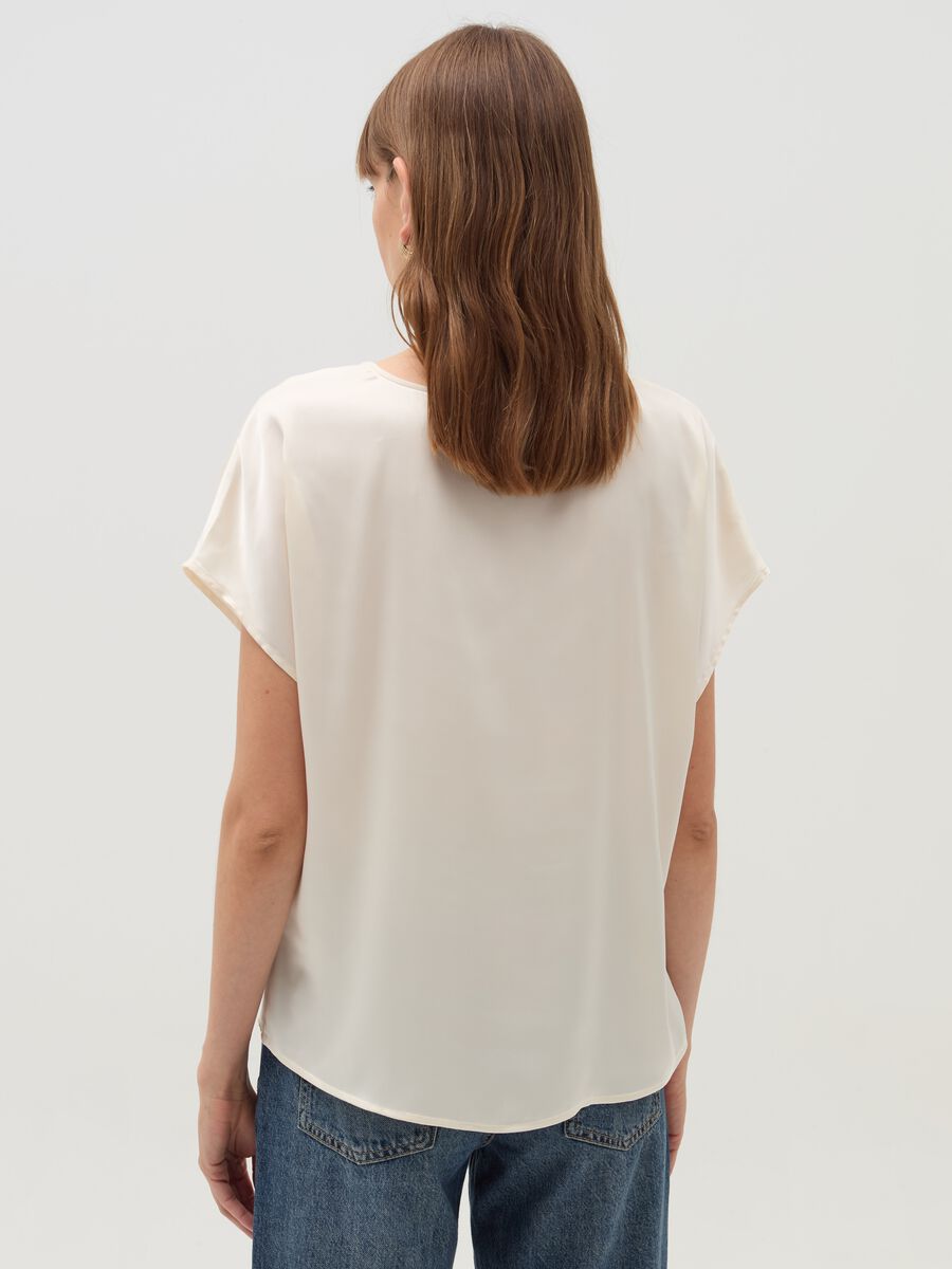 Blusa in satin con maniche a kimono_2