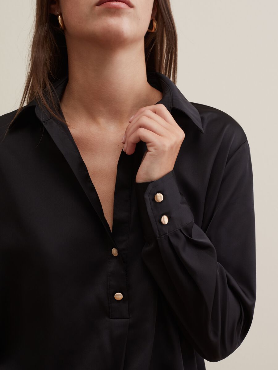 Blusa in satin con colletto e bottoni_1