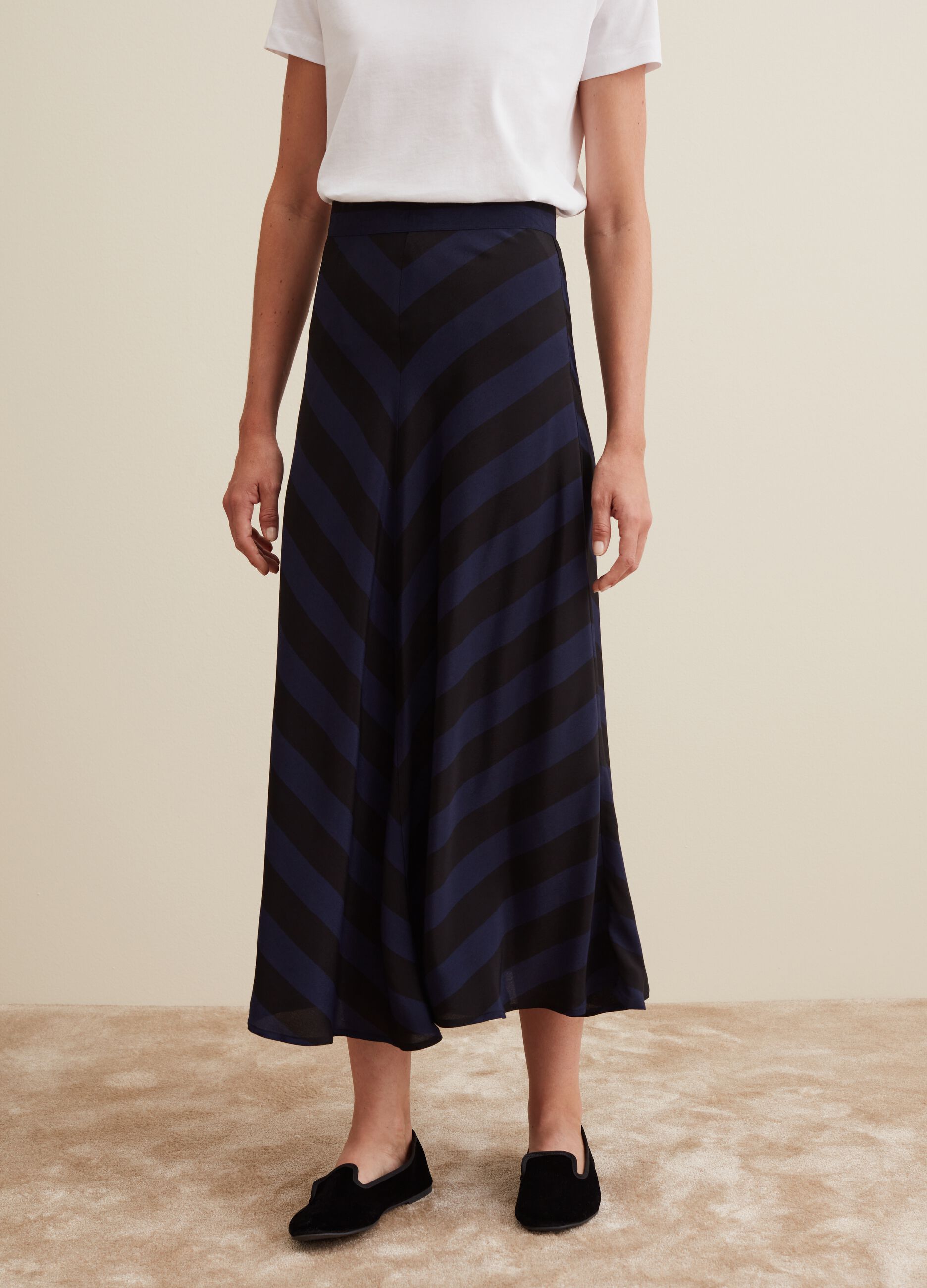 Gonna midi in viscosa satin a righe diagonali_1
