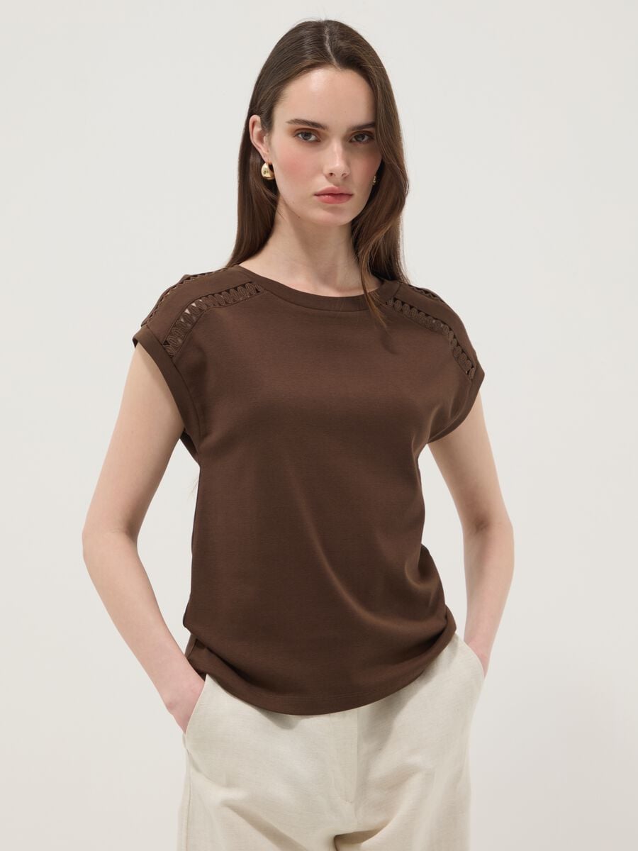 T-shirt marrone in puro cotone con dettagli traforati_1