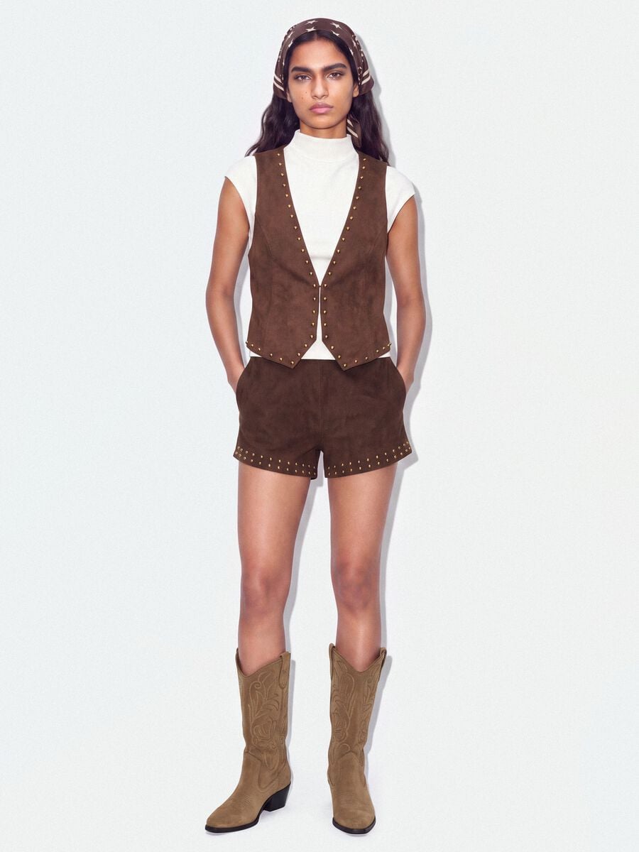 Gilet marrone in tessuto elasticizzato con borchie regular fit_1