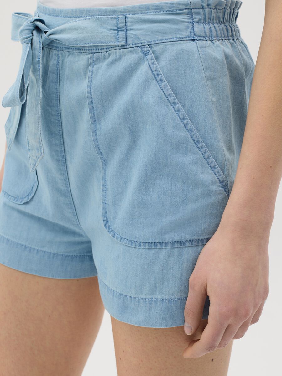 Fluid denim shorts with bow and light wash_3