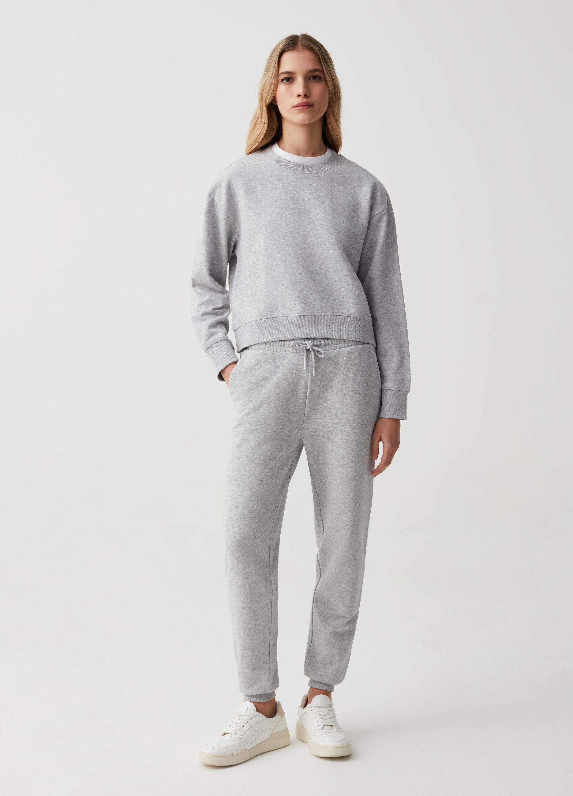 Essential sweatshirt with dropped shoulder