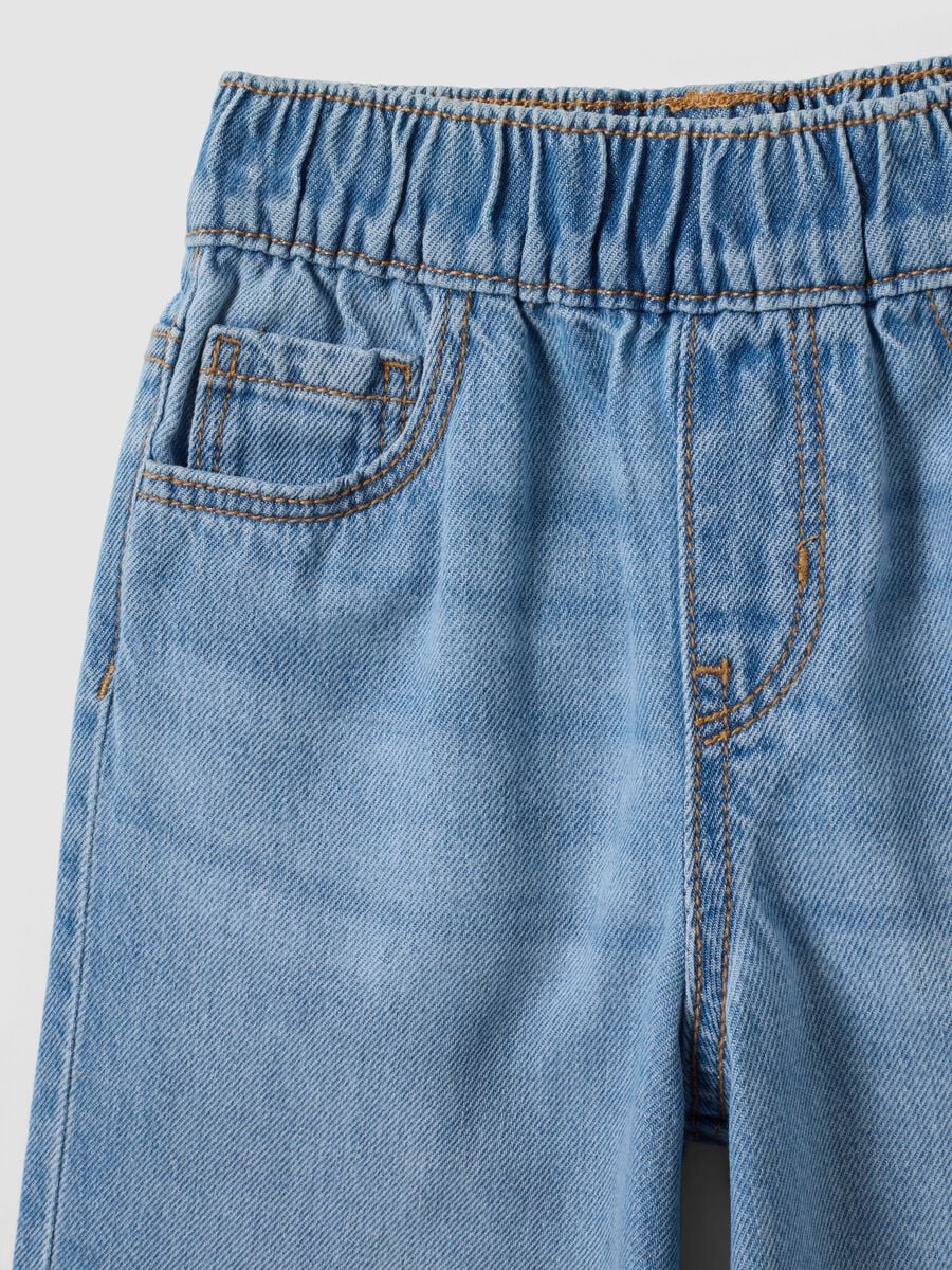 Jeans azzurri wide leg in puro cotone con vita elasticizzata per bambina_2
