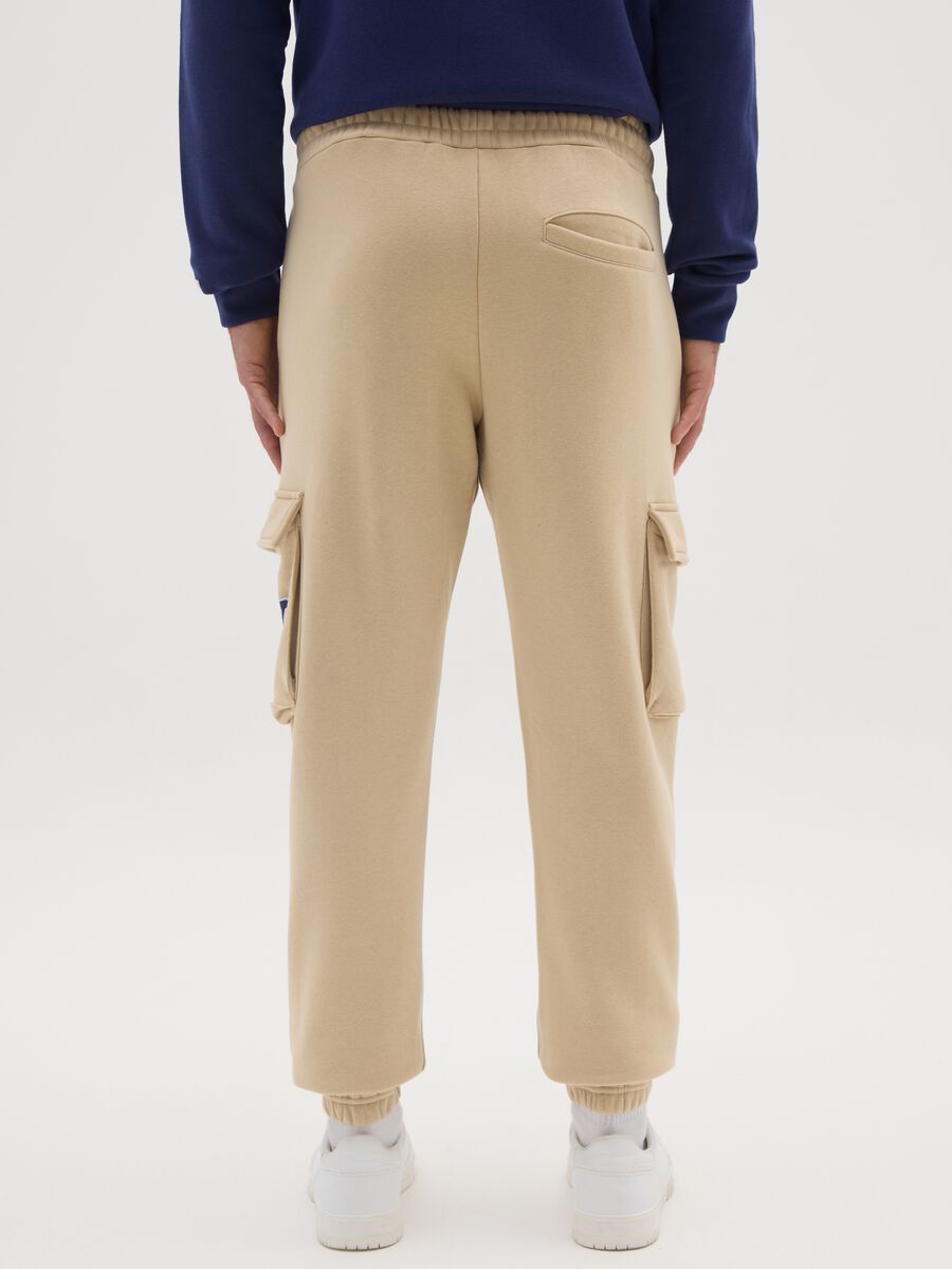 Pantaloni jogger in misto cotone beige con tasche_2