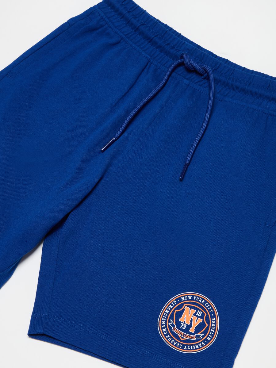 Plush Bermuda shorts with drawstring and print_2