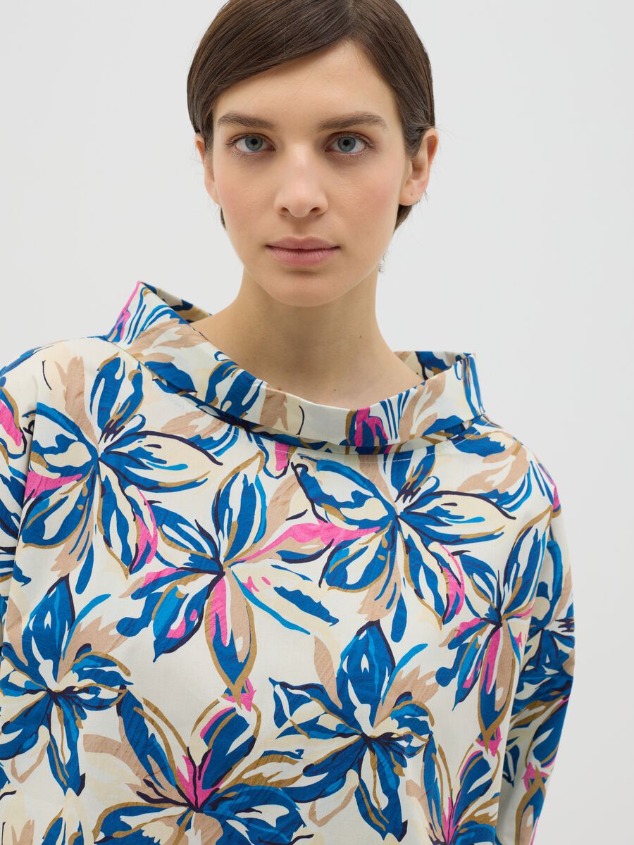 Blusa bianca con scollo a barca e stampa fiori _2