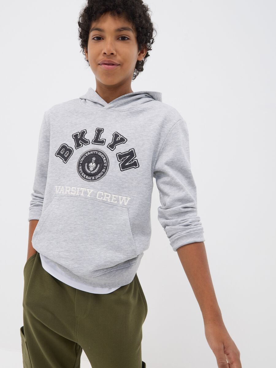 Felpa grigia in misto cotone e viscosa con cappuccio relaxed fit per ragazzo_0