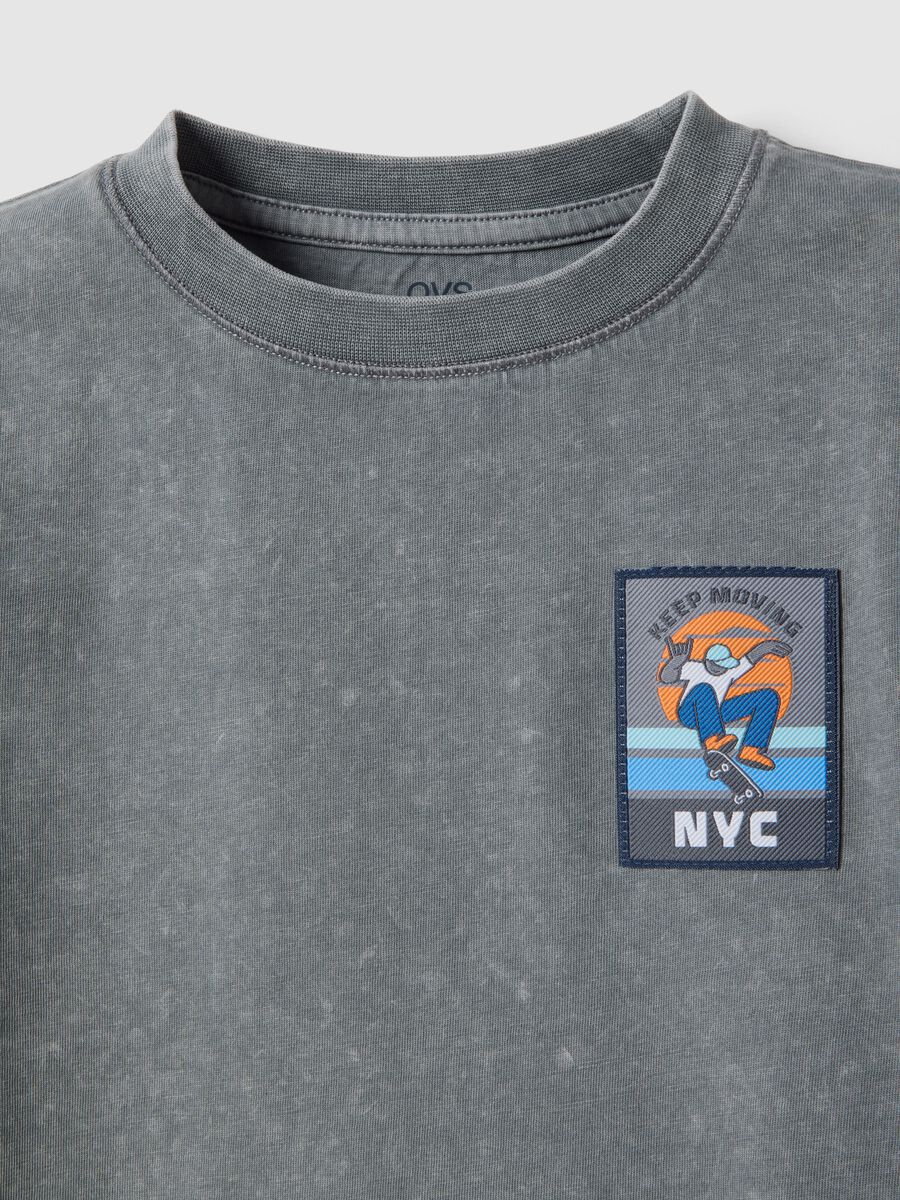 T-shirt in puro cotone grigia da bambino regular fit con patch_2