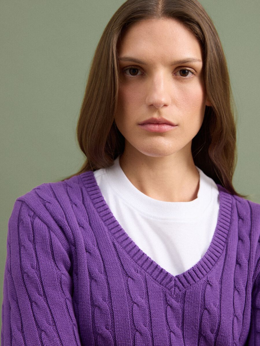 Maglia viola in puro cotone a trecce con scollo profondo a V_1