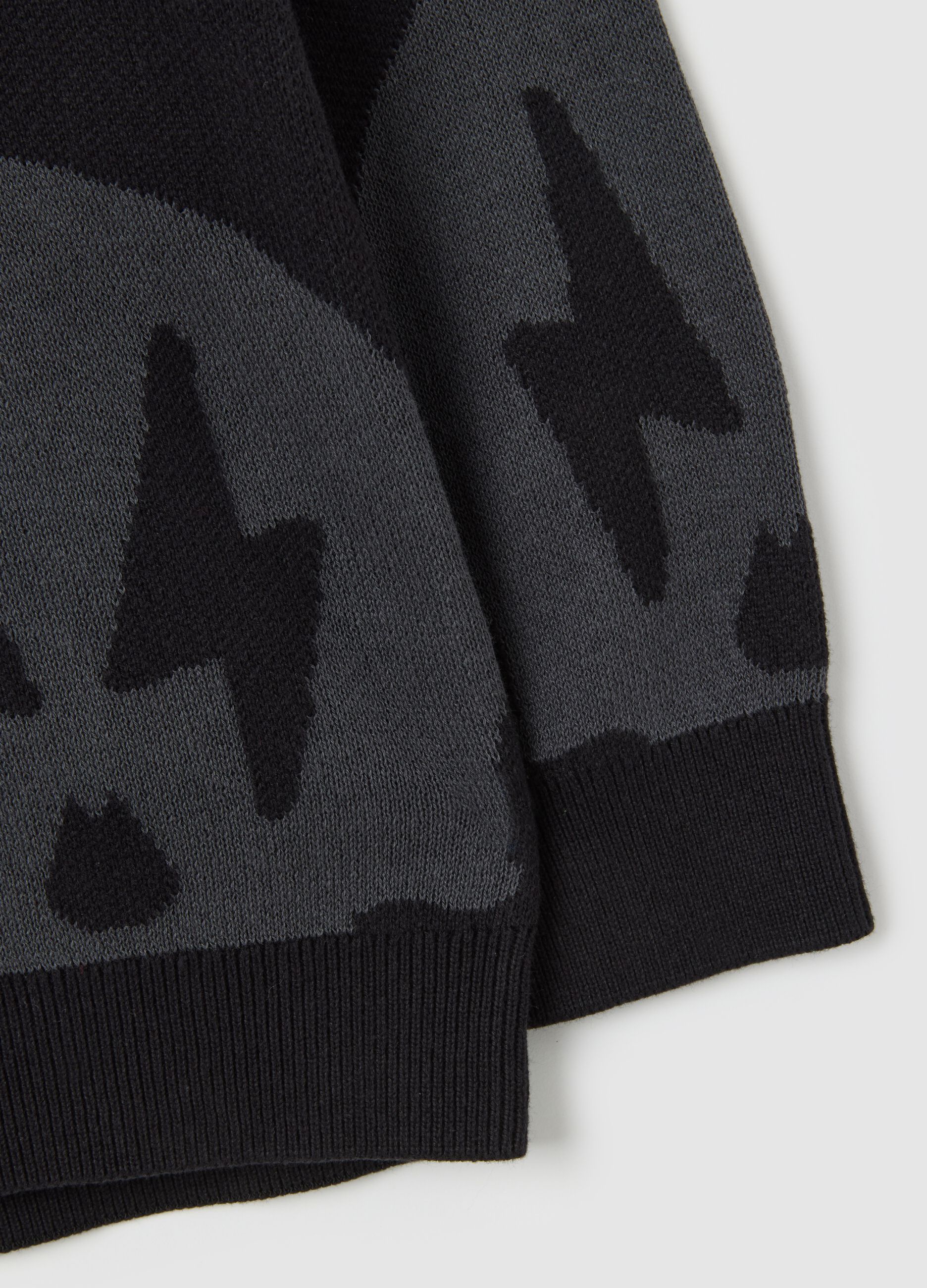 Black cotton sweater with skull design