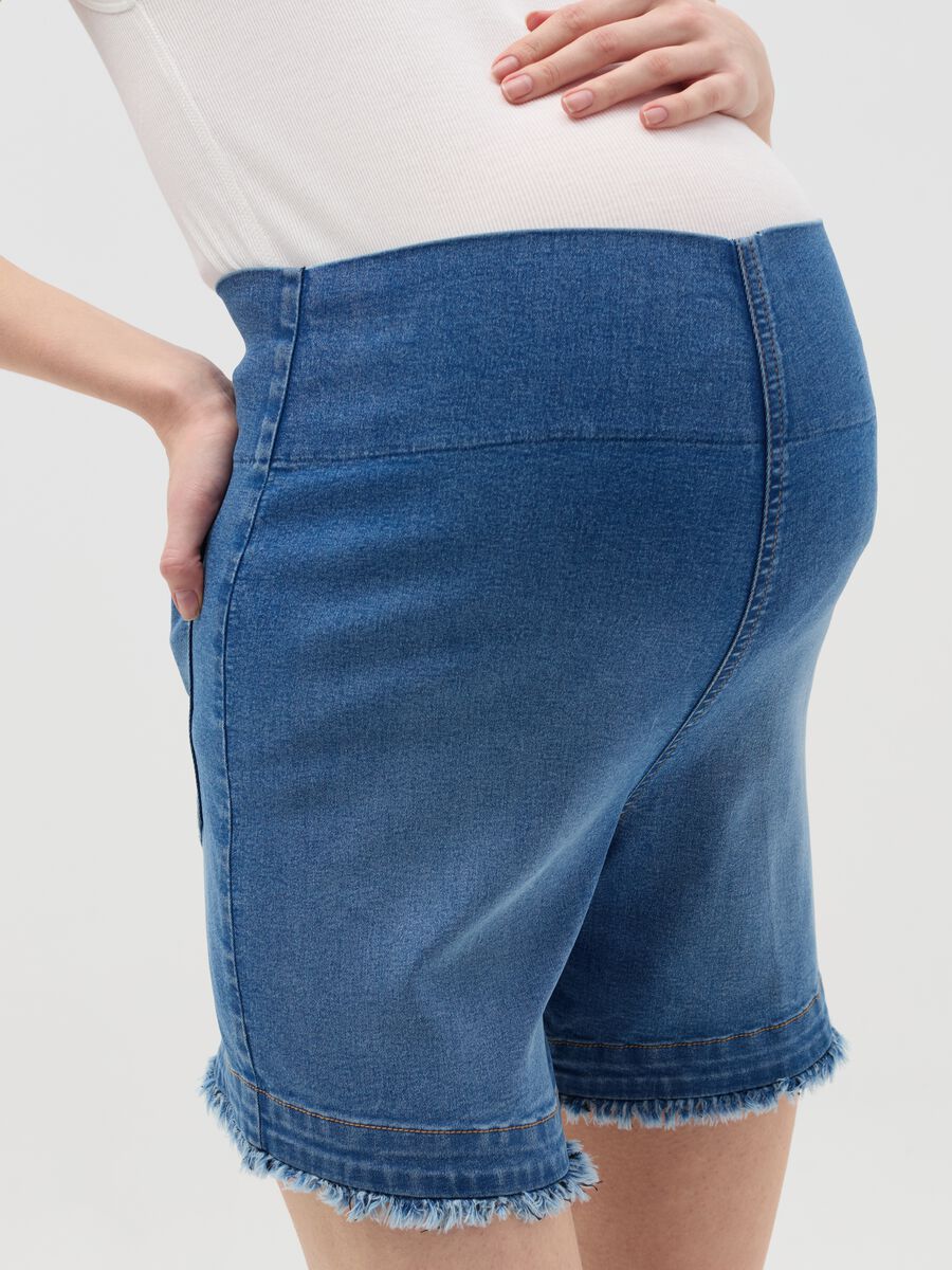 Fringed maternity shorts in denim_3