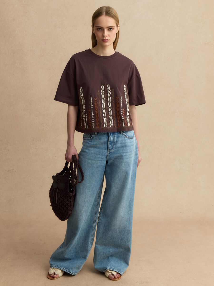 T-shirt in puro cotone marrone regular fit con ricami_2