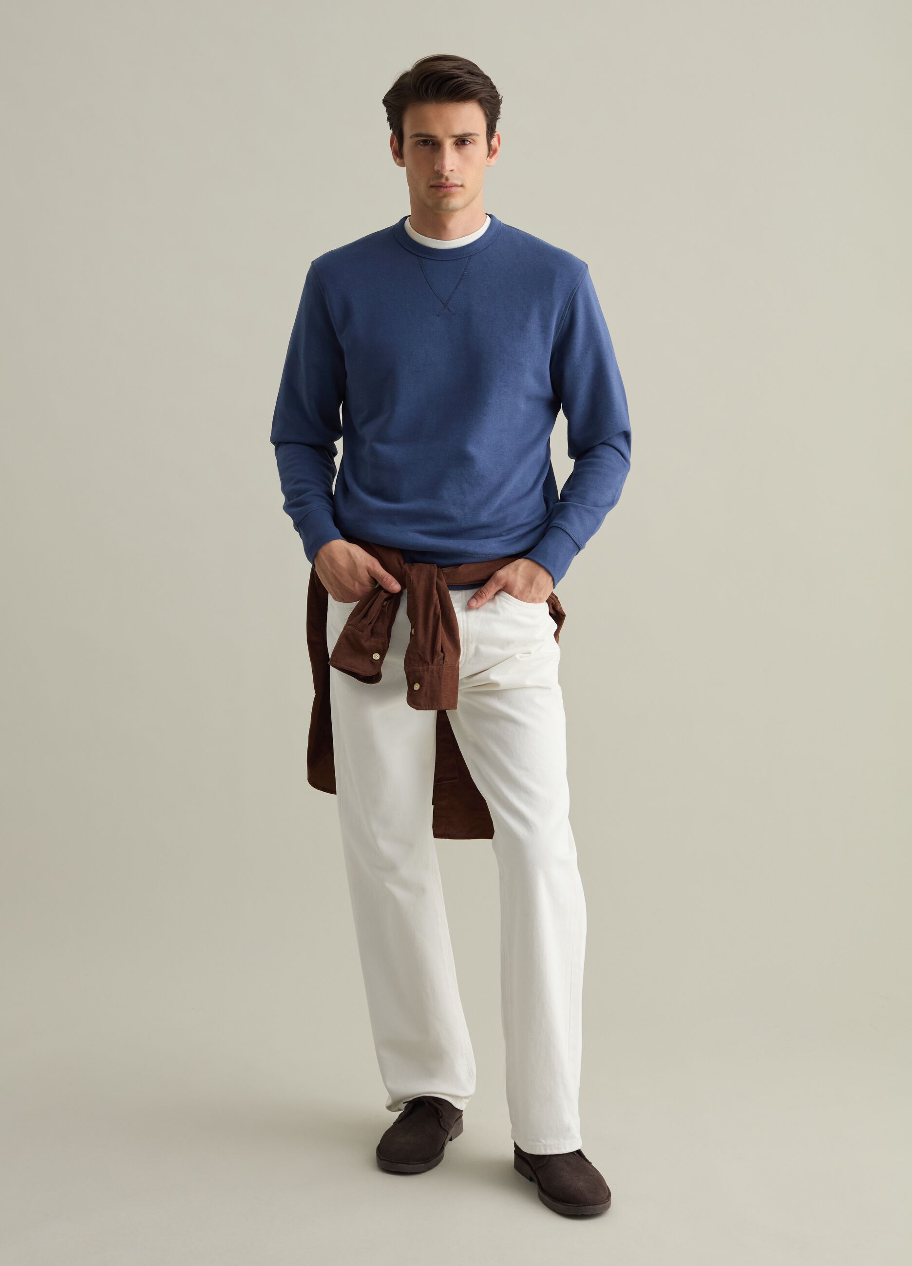 Sweatshirt with round neck and V detail