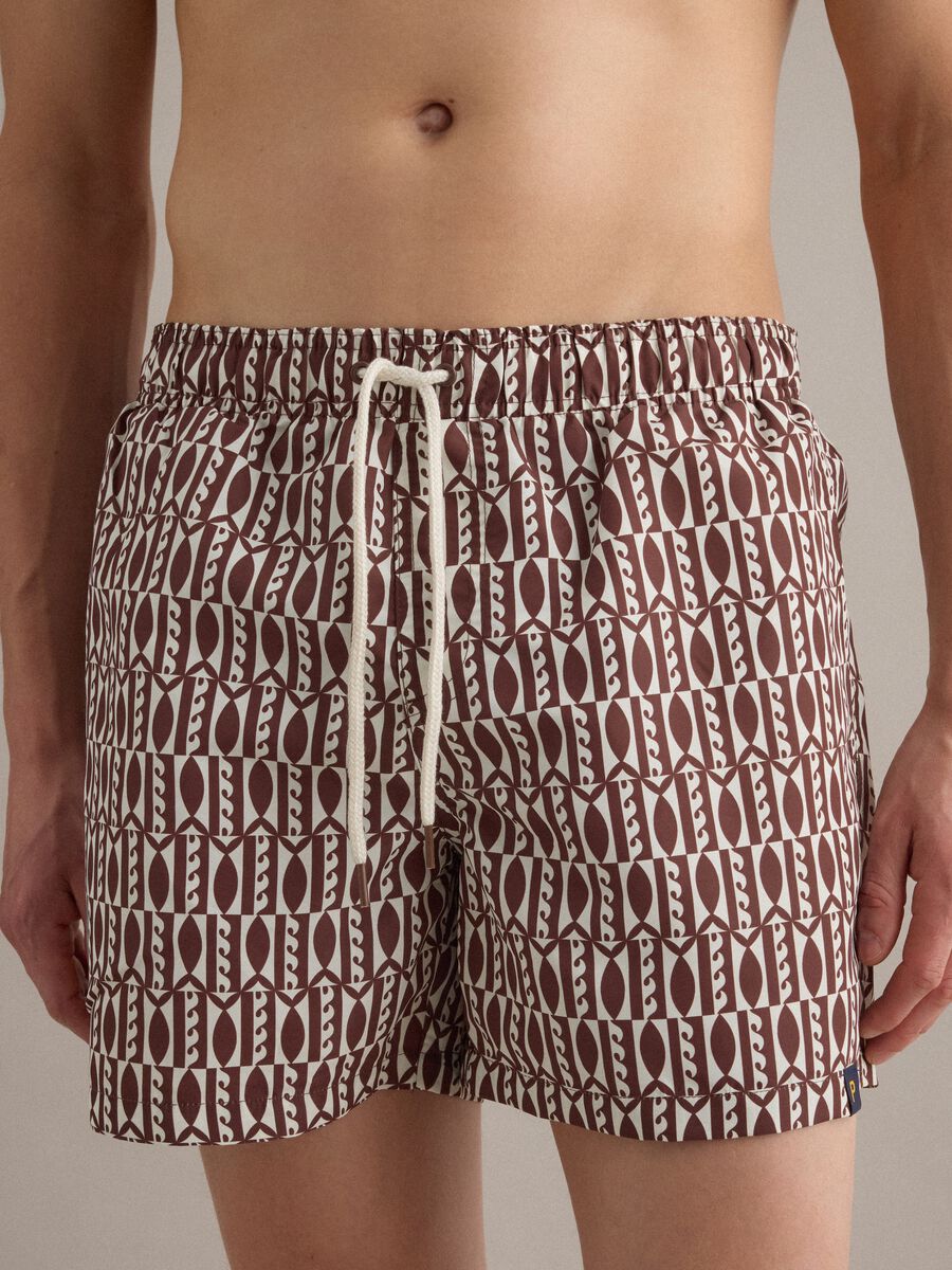 Boxer mare bianco e marrone con fantasia geometrica a pesci_1