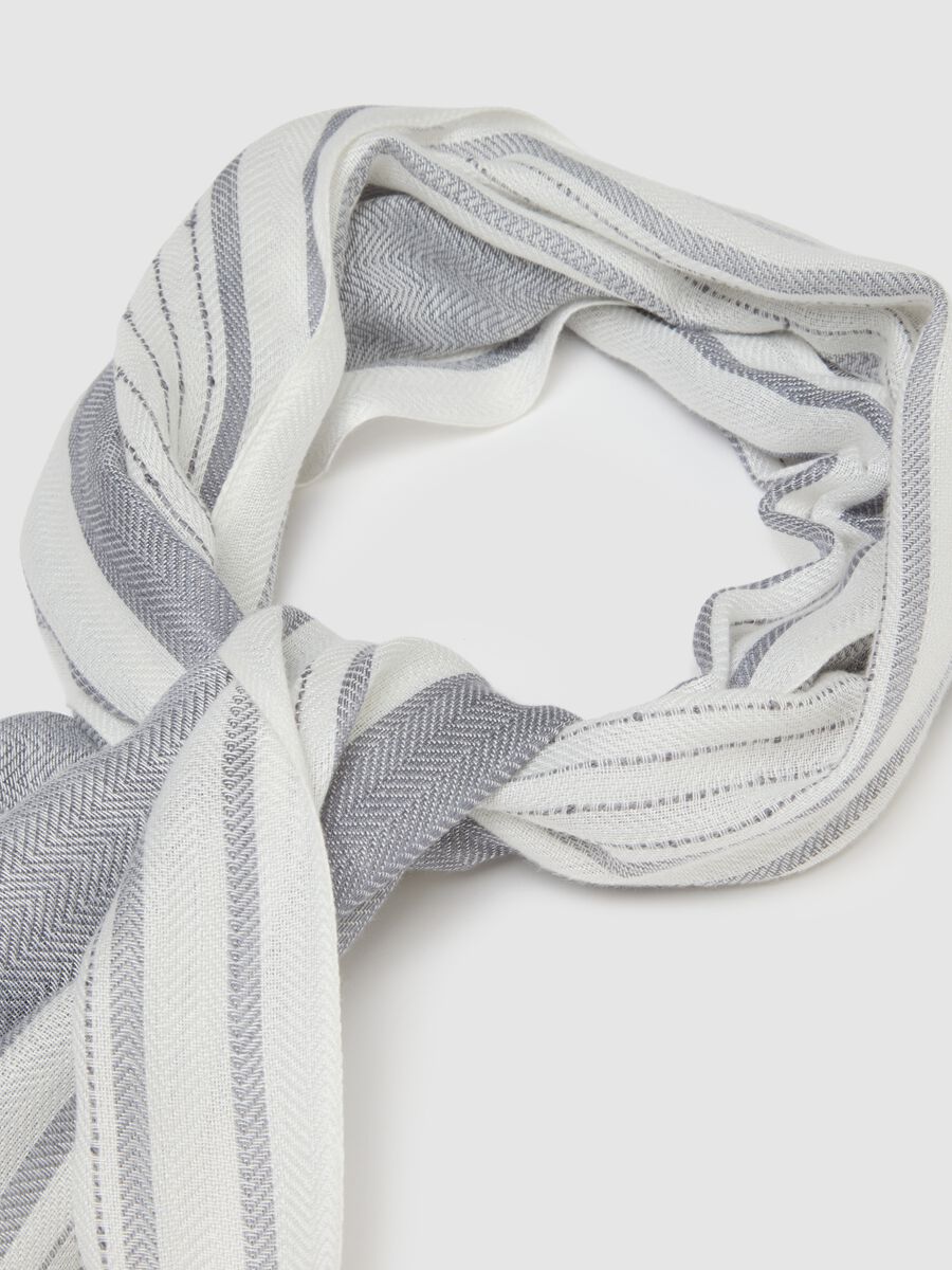 Lightweight scarf in pure viscose with multicolour stripes and fringes_1