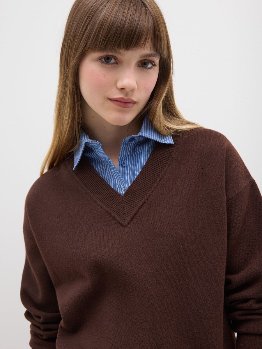 Maglione marrone regular fit con scollo a V_3