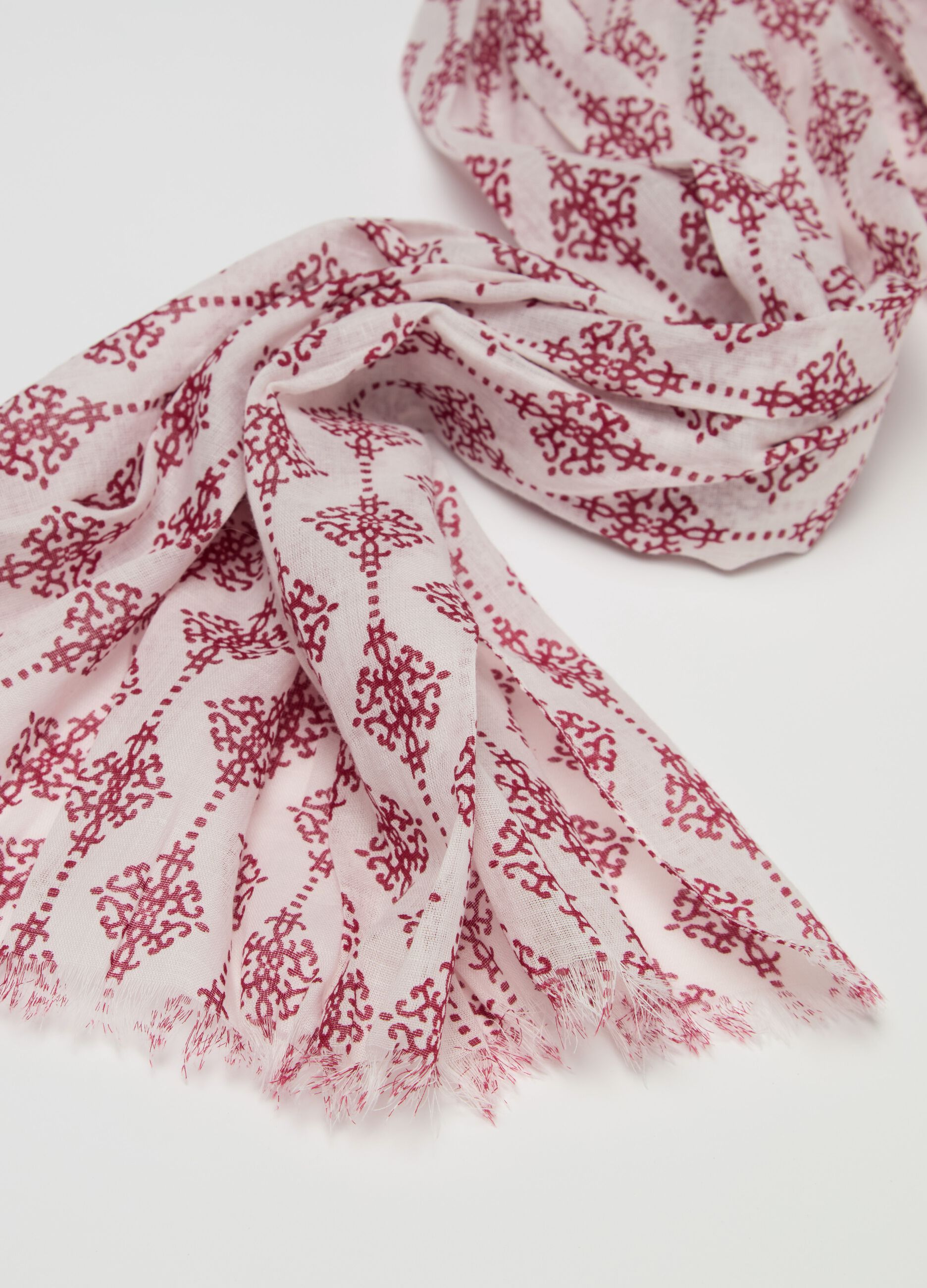 Fringed scarf with ethnic print