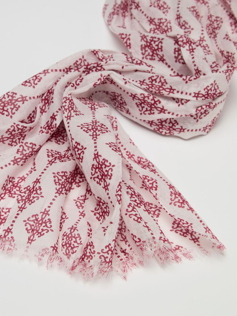 Fringed scarf with ethnic print_2