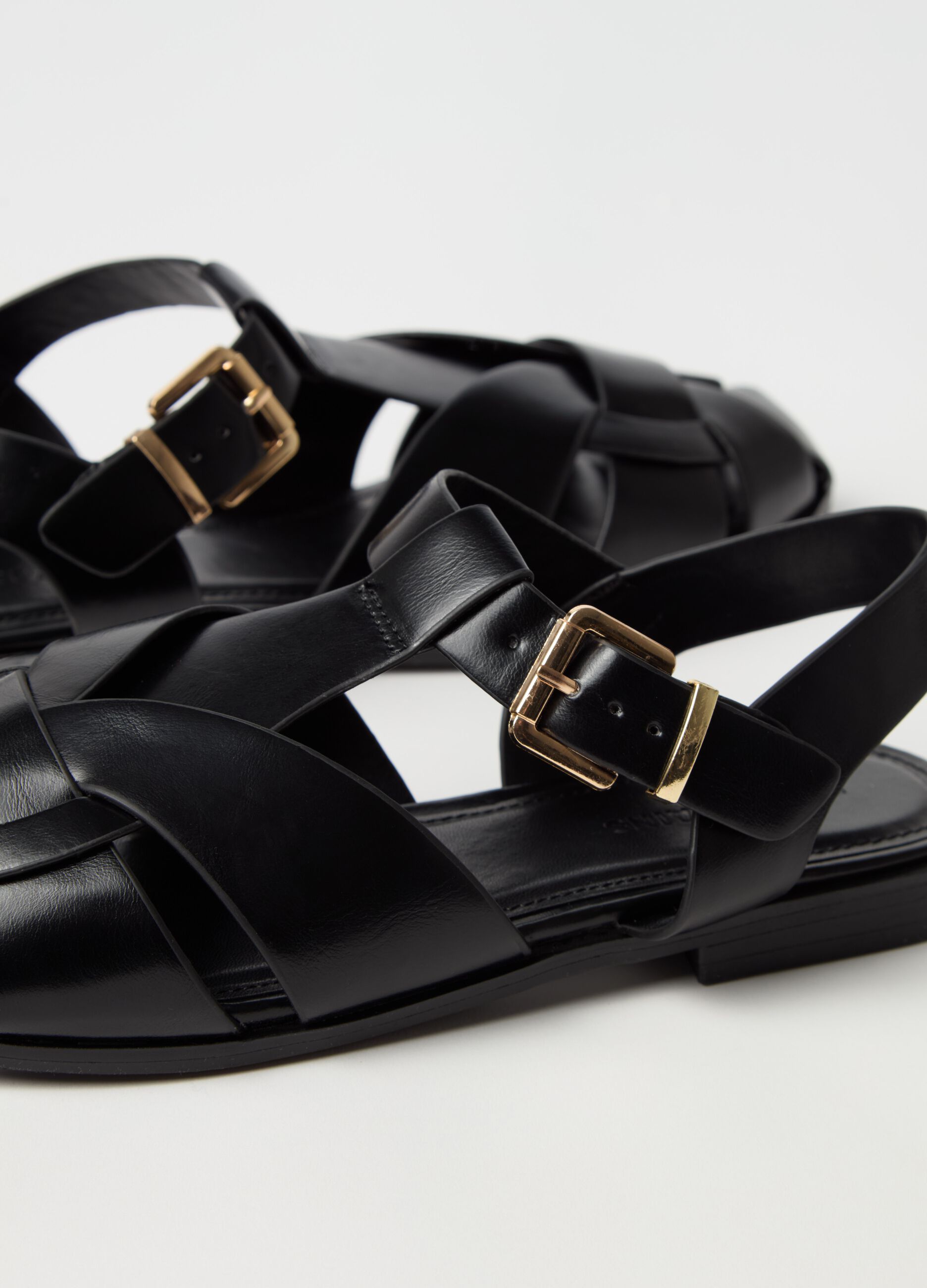 Flat sandals with round toe