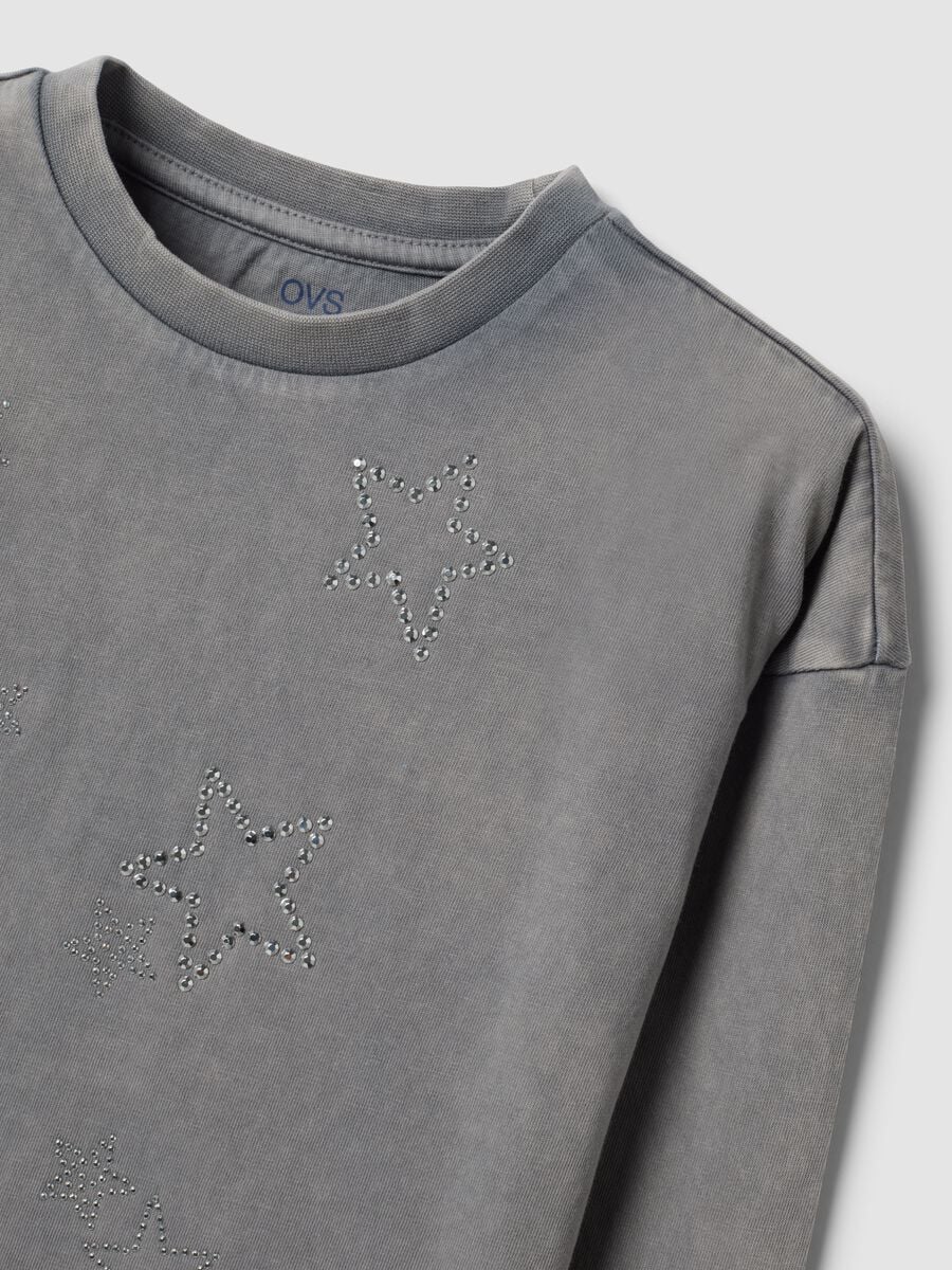 T-shirt grigia in puro cotone con girocollo e stelle strass per bambina_2