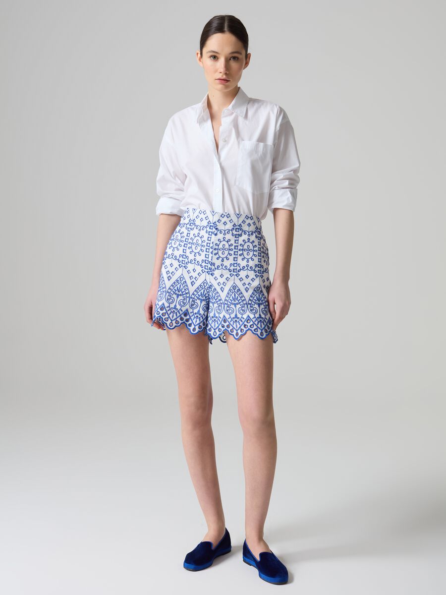 High-rise shorts in broderie anglaise_0