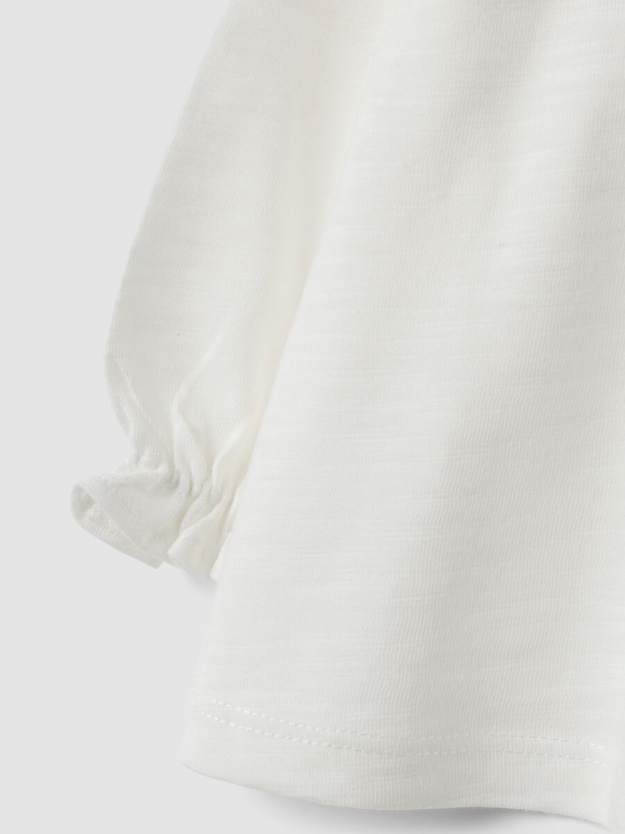 Maglia bianca in puro cotone organico jersey con ricamo regular fit_2