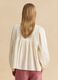 Camicia beige in puro cotone con ricami floreali_4