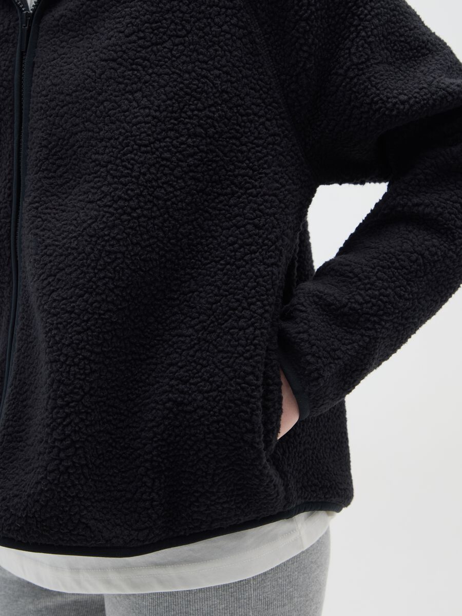 Felpa nera regular fit con zip_3