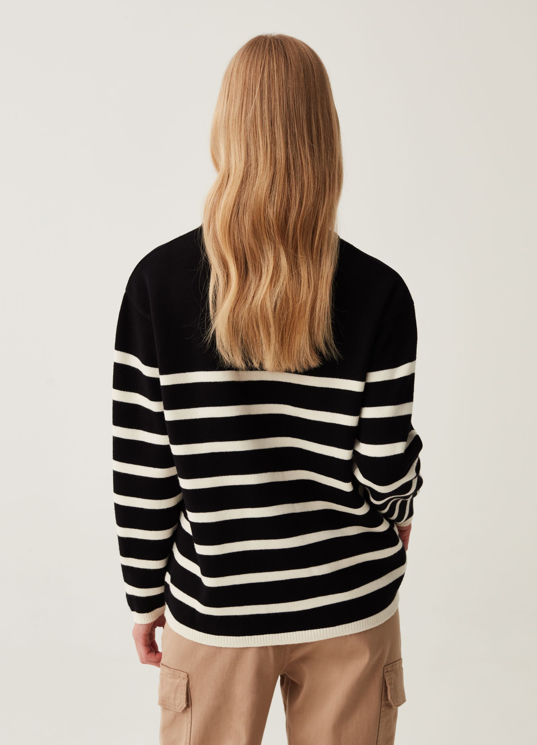 Maglia con fantasia a righe
