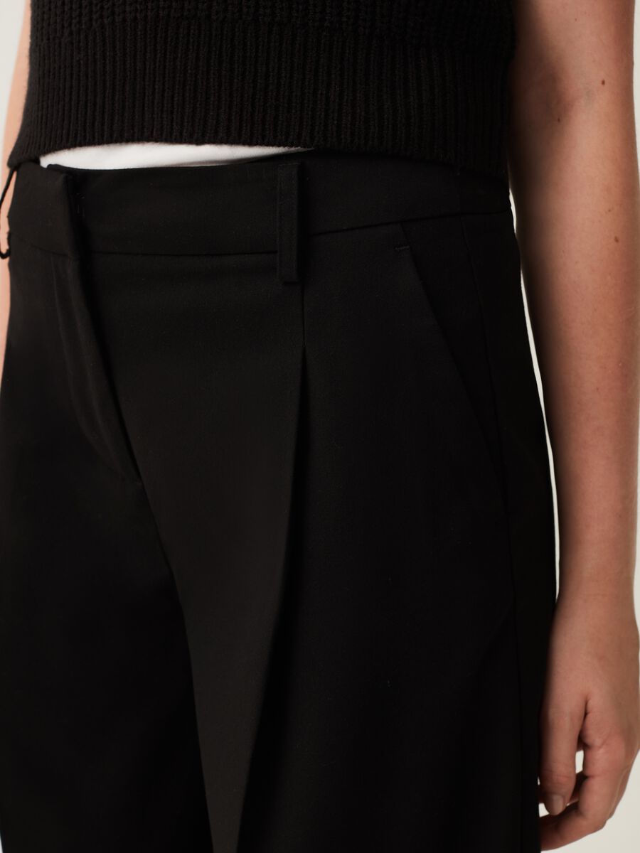 Pantaloni wide leg con pinces_3