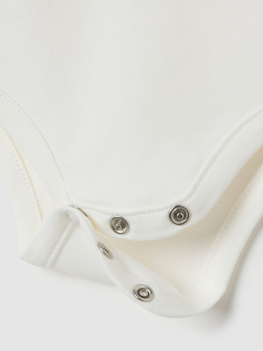 Body da neonata in puro cotone bianco con colletto arricciato_2