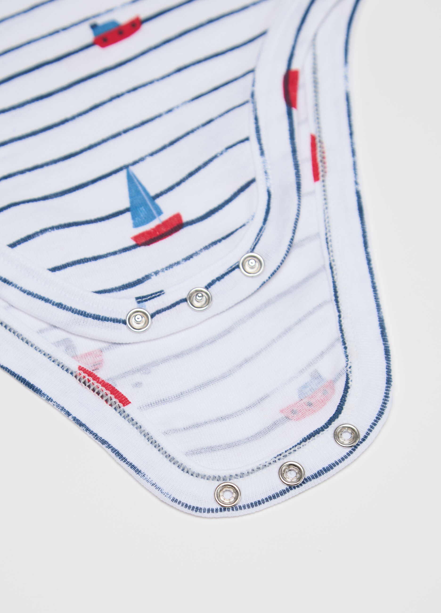 Three-pack white and light blue bodysuits in organic cotton with print